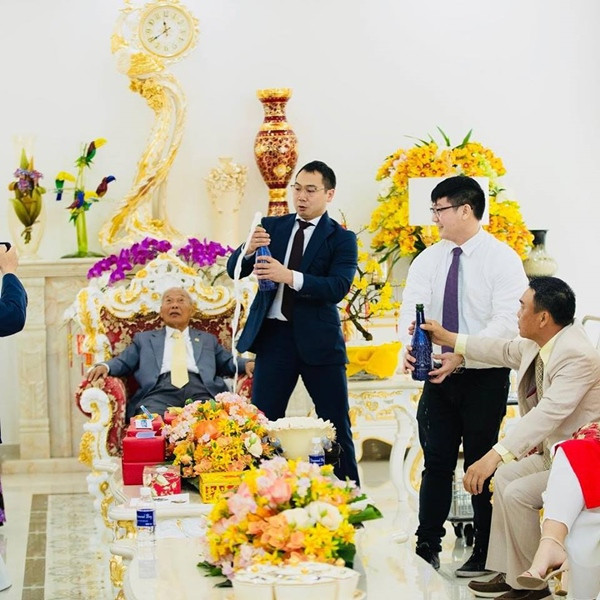 Nhà Lan Khuê rất rộng. Từ những hình ảnh được chia sẻ, người ta còn ví nó như sân bay, đi bộ mãi vẫn không hết. Thật không ngờ, căn nhà đi bộ mỏi chân vẫn chưa hết các phòng chỉ tồn tại trong truyền thuyết lại có thật. Không chỉ đồ đạc, nội thất trang trí trong nhà mà ngay cả đến những chú heo để trang trí hay bộ bài hay sử dụng cũng đều được dát lên một màu vàng óng như thế này. Đúng là cuộc sống trong mơ, "ngập mặt" trong vàng là có thật.