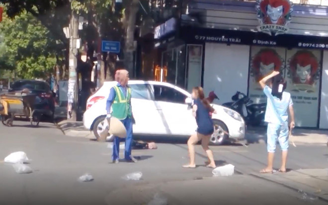 Dan mang keu goi tay chay cua hang quan ao co chu danh nu lao cong