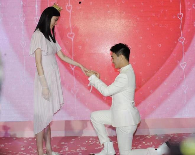 Sieu mau noi y dien khi duoc con trai ty phu song bac cau hon?