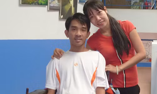 Thay giao Thanh Hoa khoc khi duoc vo day xe lan vao hon truong