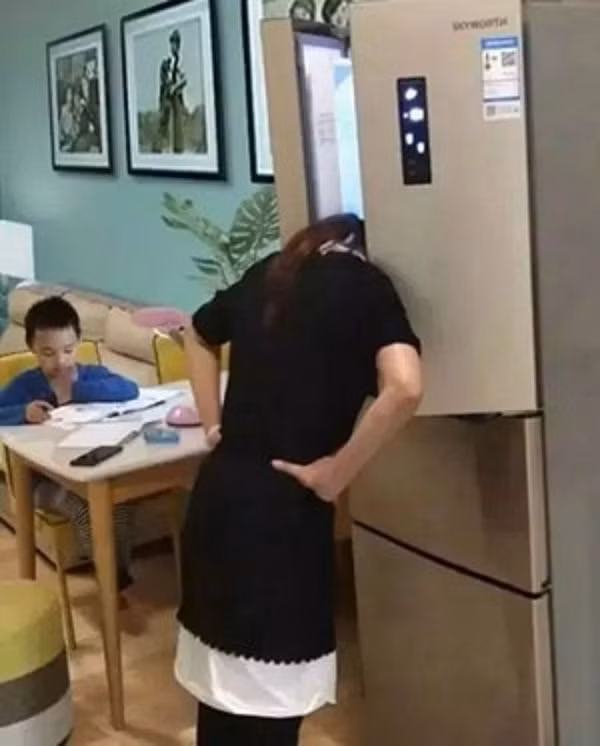 Me chui dau vao tu lanh de 