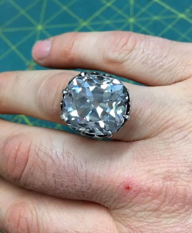 Mua chiec nhan cu 33 nam truoc, bat ngo ban duoc trieu do