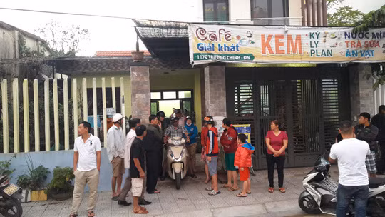 Lực lượng chức năng có mặt tại hiện trường để tiếp nhận vụ việc.