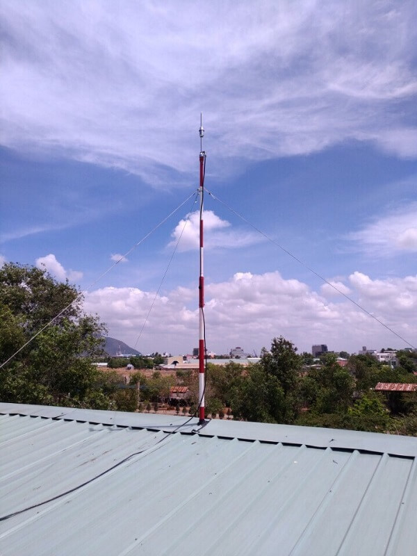 Để lắp đặt được cột thu sét cho cả làng cần tốn rất nhiều chi phí (Ảnh minh họa)