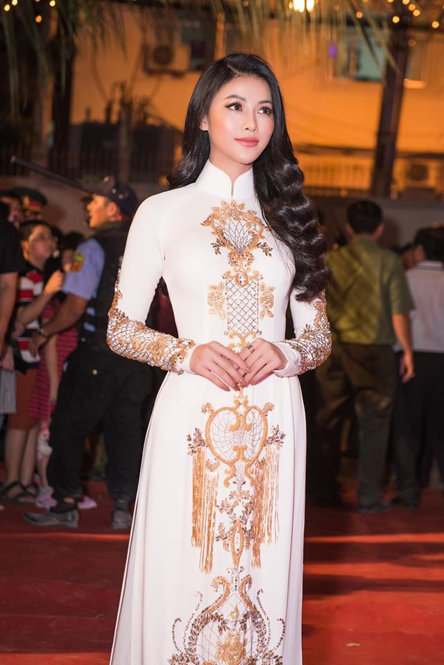 Sau khi kết thúc nhiệm kỳ tại Hoa hậu Trái Đất, Phương Khánh trở về với cuộc sống thường nhật. Cô bắt đầu tham gia nhiều sự kiện trong nước. Gần đây, người đẹp trở thành đại sứ du lịch tỉnh Bến Tre. Phương Khánh cho biết vai trò mới có ý nghĩa lớn với cô sau nửa năm đăng quang Hoa hậu Trái đất. "Tôi muốn giới thiệu với cộng đồng hình ảnh Bến Tre với nền du lịch xanh, môi trường thiên nhiên trong lành, con người thân thiện, chất phác. Tôi muốn cùng giới trẻ mang hình ảnh quê nhà vươn xa hơn", cô nói. Trong ảnh, cô tham gia khách mời trong một cuộc thi sắc đẹp của tỉnh Bến Tre có tên gọi Người đẹp xứ dừa. Cuộc thi vừa kết thúc với chiến thắng thuộc về thí sinh Bùi Kim Quyên.