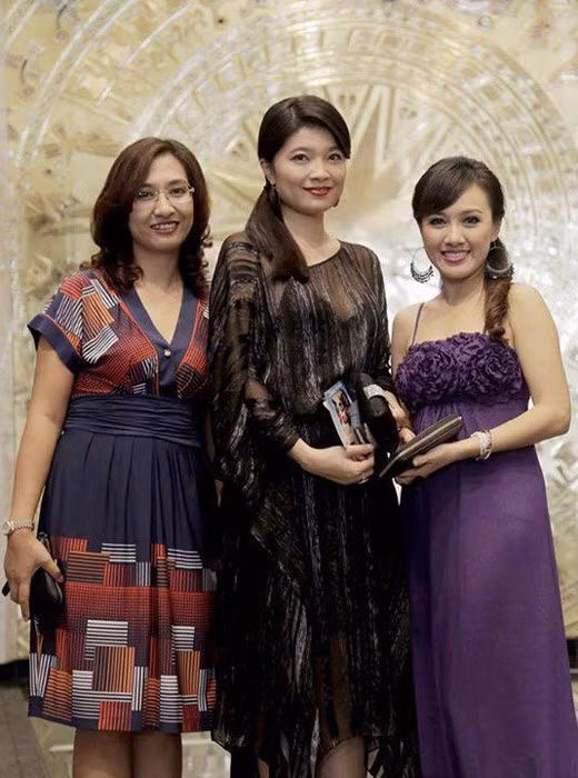 Vân Anh, Diệp Anh, Hoài Anh: Bộ ba cũng từng được coi là biểu tượng của chương trình Thời sự 19h. Bộ ba thay phiên nhau lên sóng và chiếm được nhiều tình cảm của khán giả truyền hình. Hiện nay, Vân Anh và Diệp Anh đã rời VTV, Hoài Anh là người cuối cùng của bộ ba vẫn đang lên sóng.