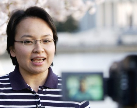 Ngoài những gương mặt tên tuổi như nhà báo Lại Văn Sâm, Tạ Bích Loan hay Quang Minh, VTV có nhiều MC, BTV nổi tiếng, được nhiều khán giả yêu mến. Hồng Cư là một ví dụ. Năm 1996, chị lên hình cùng Lại Văn Sâm trong những chương trình game show đầu tiên như Trò chơi liên tỉnh, SV96... Sau đó, nữ BTV sang nước ngoài một thời gian trước khi trở lại, tiếp tục công việc sản xuất các chương trình ở VTV.