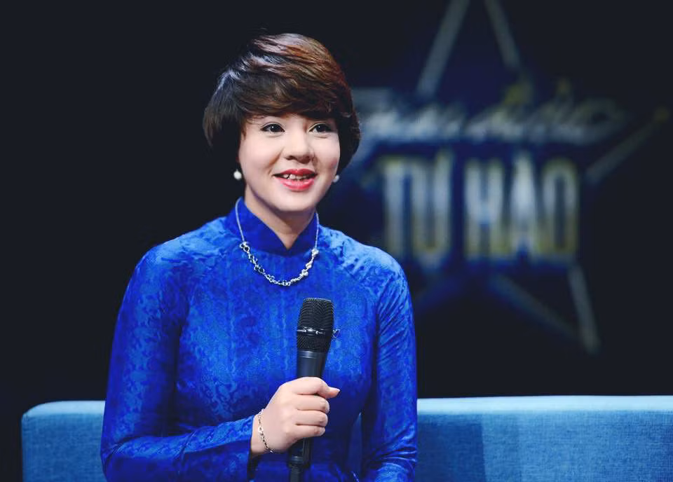 Trước khi đảm nhận vai trò quản lý, nhà báo Diễm Quỳnh là gương mặt quen thuộc trên truyền hình, được khán giả yêu thích khi dẫn các chương trình như Ca nhạc quốc tế, MTV, Trò chơi âm nhạc và nhiều chương trình trực tiếp khác của VTV. Ngoài ra, chị từng là giám khảo của cuộc thi Cầu vồng, Vietnam Idol. Gần đây, Diễm Quỳnh dẫn Quán thanh xuân cùng bạn dẫn lâu năm là MC Anh Tuấn.