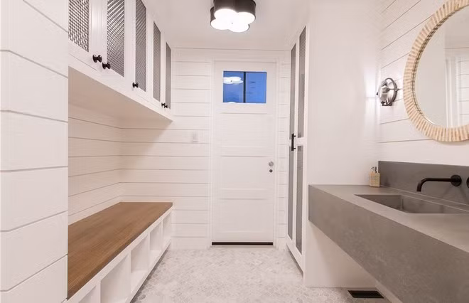 Phòng thay đồ rộng rãi, phù hợp với một căn biệt thự xa xỉ.