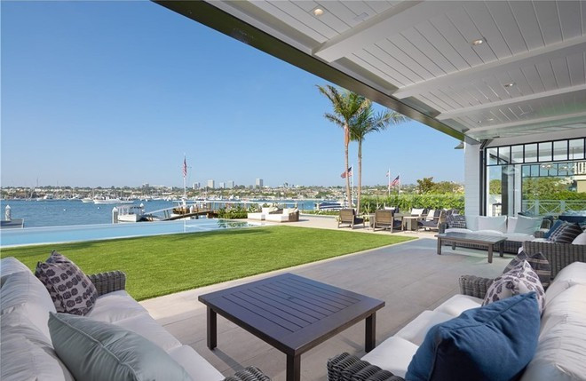 Không gian thư giãn ngoài trời với hồ bơi, bồn tắm nước nóng nằm ngay bên cạnh hiên nhà đón nắng.