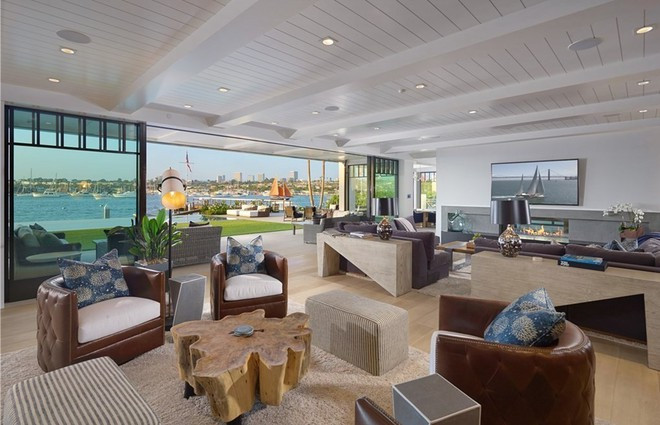 Phòng khách rộng lớn, sang trọng, được bài trí với nhiều nội thất độc đáo. Khung cảnh bến cảng tạo cho không gian nơi đây thêm phần sống động, thú vị.