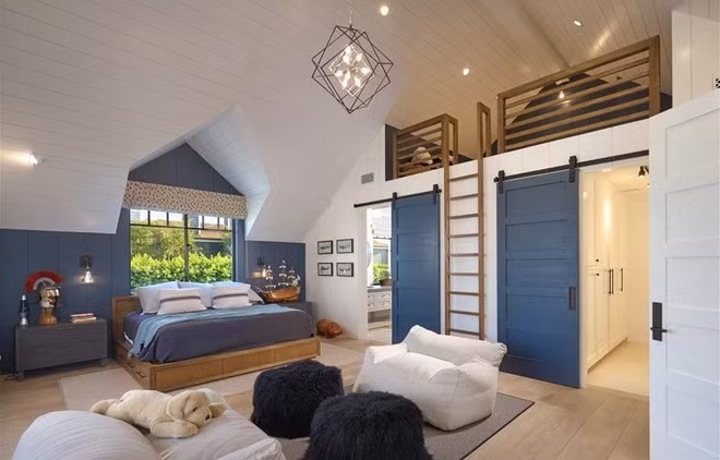 Phòng ngủ cho khách mang tông màu khá bắt mắt và cũng được trang bị đầy đủ các tiện nghi hiện đại cần thiết.