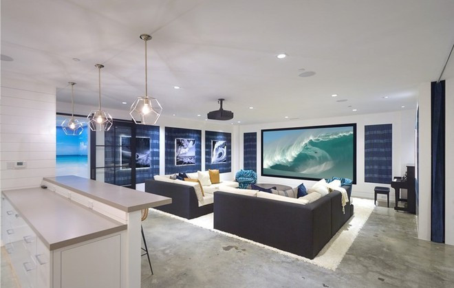 Những tiện ích hiện đại, đắt tiền khác trong căn biệt thự có thể kể đến phòng giặt quần áo, rạp chiếu phim trong nhà, phòng giải trí với nhiều trò chơi khác nhau, và một khu vực rộng lớn được cho các môn thể thao.