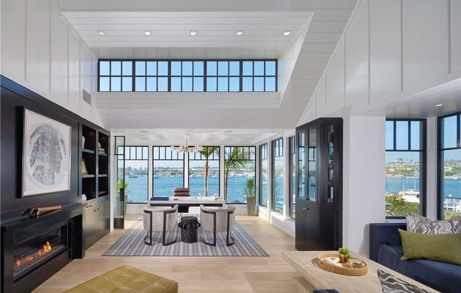 Phòng làm việc thoáng đãng, cởi mở, tràn ngập ánh sáng tự nhiên, và được cung cấp khung cảnh bến cảng tấp nập.