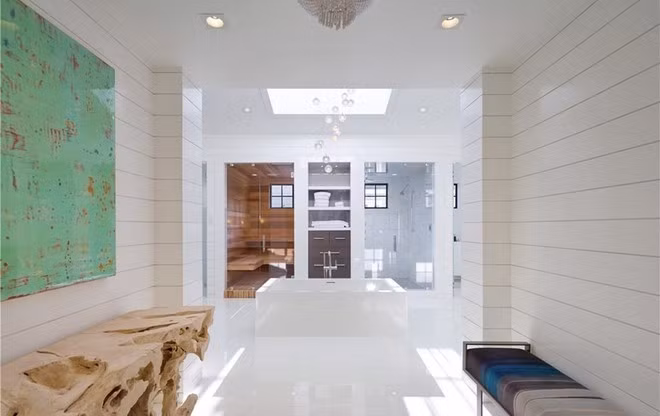 Phòng tắm chính rộng lớn, được chia thành nhiều khu vực khác nhau với mọi tiện nghi tân tiến. Căn phòng này trông như một spa cao cấp.