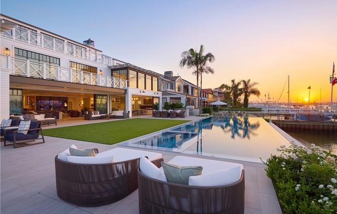 Biệt thự rộng 1.180 m2 với 5 phòng ngủ, 8 phòng tắm. Ngôi nhà được trang bị hệ thống pin mặt trời cao cấp, hiện đại.