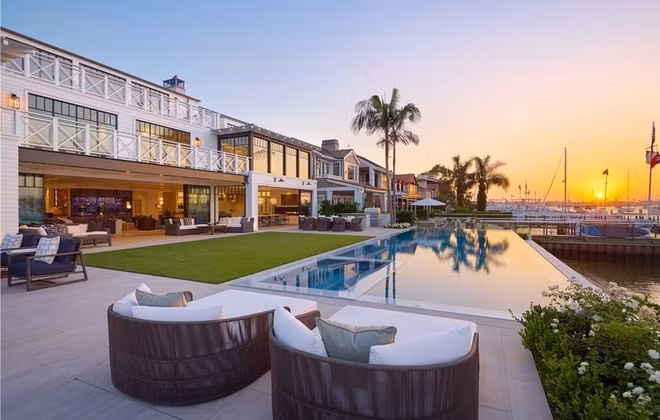 Biệt thự rộng 1.180 m2 với 5 phòng ngủ, 8 phòng tắm. Ngôi nhà được trang bị hệ thống pin mặt trời cao cấp, hiện đại.