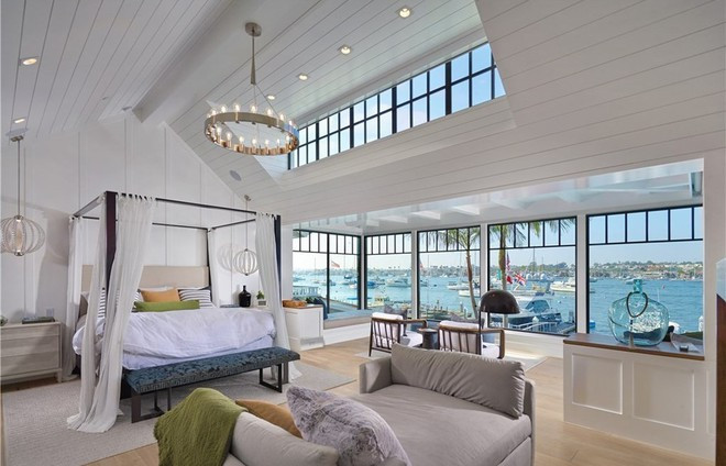 Phòng ngủ chính rộng rãi, thoáng mát, mang tông màu trắng chủ đạo để tạo cảm giác nhẹ nhàng. Các ô cửa rộng lớn giúp gia chủ có thể thư thái ngắm cảnh.