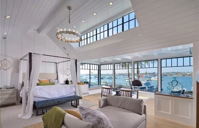 Phòng ngủ chính rộng rãi, thoáng mát, mang tông màu trắng chủ đạo để tạo cảm giác nhẹ nhàng. Các ô cửa rộng lớn giúp gia chủ có thể thư thái ngắm cảnh.