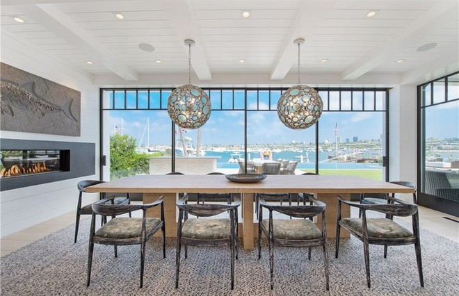 Phòng ăn trang nhã được bài trí đơn giản nhằm tạo không khí gần gũi và thân thiện.