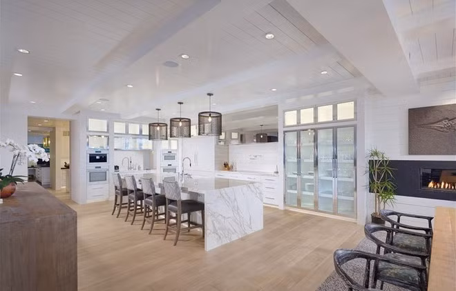 Nhà bếp chính là sự kết hợp tinh tế giữa các đồ nội thất được làm từ gỗ và đá cẩm thạch. Căn phòng cũng được cung cấp các trang thiết bị nấu nướng hiện đại.