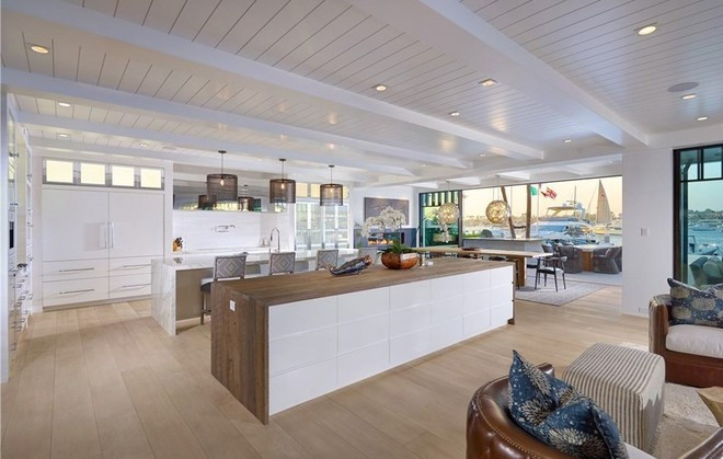 Những khu vực ăn uống khác nhau được tích hợp ngay trong phòng khách để việc tiếp đón thêm phần đa dạng.