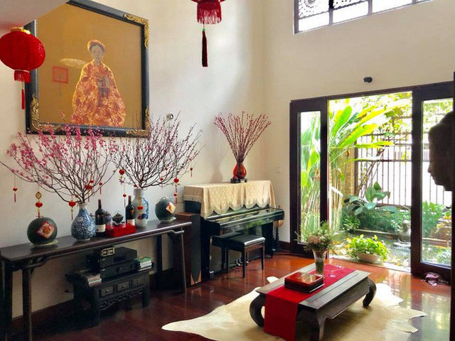 Trong khi đó, căn biệt thự rộng tới 400m2 của Quang Dũng ở Việt Nam lại đậm chất phương Đông. Bên trong được bố trí từng không gian gần gũi với thiên nhiên. Nội thất được nam ca sĩ lựa chọn luôn ưu ái cho tông màu trầm, tối giúp khoảng màu sáng trên tường trở nên rộng rãi và ấn tượng hơn.