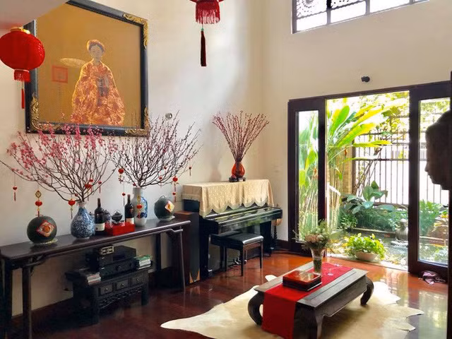 Trong khi đó, căn biệt thự rộng tới 400m2 của Quang Dũng ở Việt Nam lại đậm chất phương Đông. Bên trong được bố trí từng không gian gần gũi với thiên nhiên. Nội thất được nam ca sĩ lựa chọn luôn ưu ái cho tông màu trầm, tối giúp khoảng màu sáng trên tường trở nên rộng rãi và ấn tượng hơn.