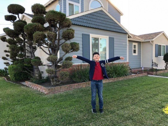 Nhìn bên ngoài, căn biệt thự của Quang Dũng cũng giống như nhiều căn nhà khác ở Mỹ, với bãi cỏ xanh mướt phía ngoài và được thiết kế hiện đại.