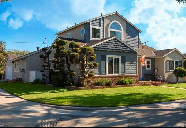 Phía trước nhà có cây cổ thụ che bóng mát, tạo không gian thoáng đãng cho căn nhà.