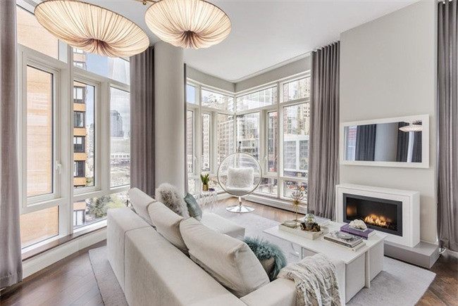 So với đèn chùm thì đèn thả trần có thiết kế không cầu kỳ bằng.