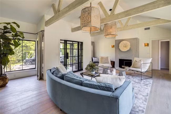 Mức giá thành hợp lý cũng là một lý do giúp cho đèn thả trần trang trí nhanh chóng được nhiều gia đình quan tâm đến vậy.