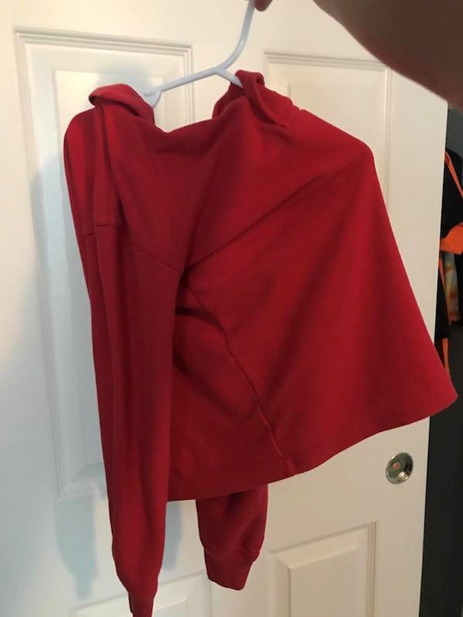 5. "Đây là kết quả sau khi nhờ chồng treo quần áo cho con".