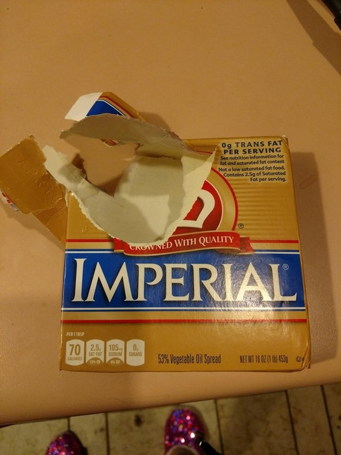 7. Cách phái nam thể hiện sức mạnh khi mở hộp đồ.