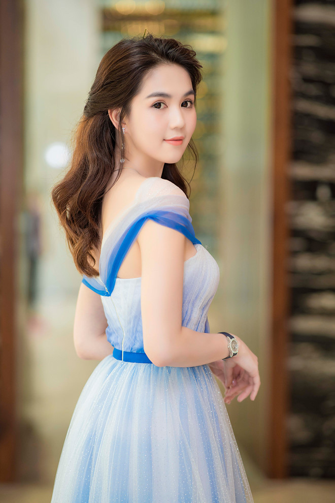 Những năm trước, hiếm cái tên nào có độ phủ sóng mạnh như Ngọc Trinh. Nhất cử nhất động của cô đều khiến dư luận quan tâm, mọi phát ngôn của cô dù thật thà hay khôn ngoan đều nhanh chóng trở thành chủ đề gây tranh cãi. Thế nhưng bỗng nhiên thời gian gần đây, đột nhiên thấy Ngọc Trinh im ắng đến lạ thường. Người thì bảo cô hết thời rồi, người thì cho rằng người đẹp Trà Vinh đang gặp biến cố gì đó nên tạm thời "lặng lẽ".