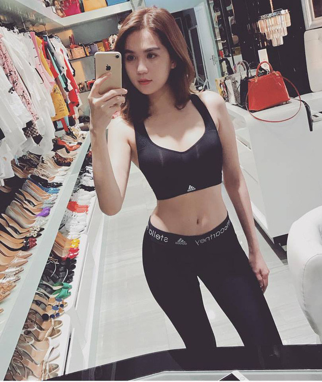 Ngắm tủ đồ “khủng” với hàng trăm bộ váy áo, giày dép, túi xách của Ngọc Trinh khiến nhiều chị em không khỏi "ghen tỵ".