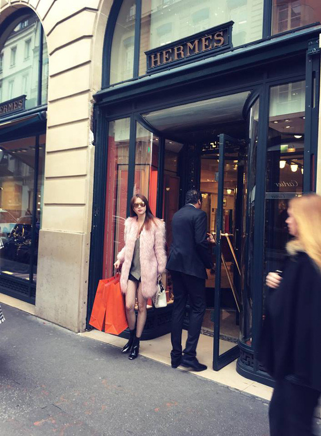 "Nữ hoàng nội y" cũng có đủ tài chính để thỏa mãn sở thích mua sắm quần áo hàng hiệu, túi xách có giá trị từ vài chục triệu lên đến hàng trăm triệu đồng.