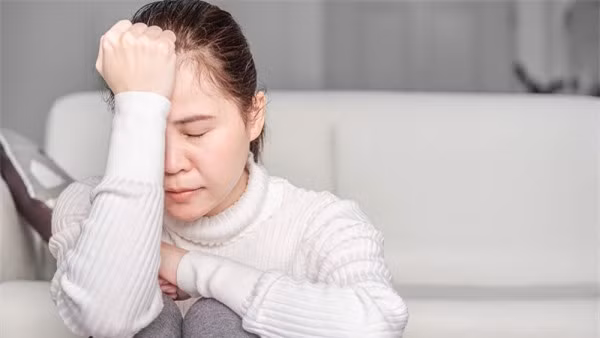 Do danh con ngu xong, roi ua nuoc mat nhin mam com chong phan