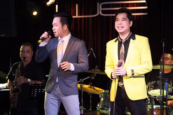 Con trai nuoi Ngoc Son nhan cat xe 1 ty dong khi di hat tiec-Hinh-2