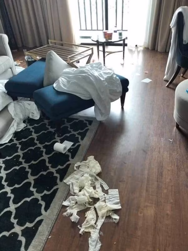 Xon xao nhom nguoi thue phong khach san 5 sao de xa rac-Hinh-2