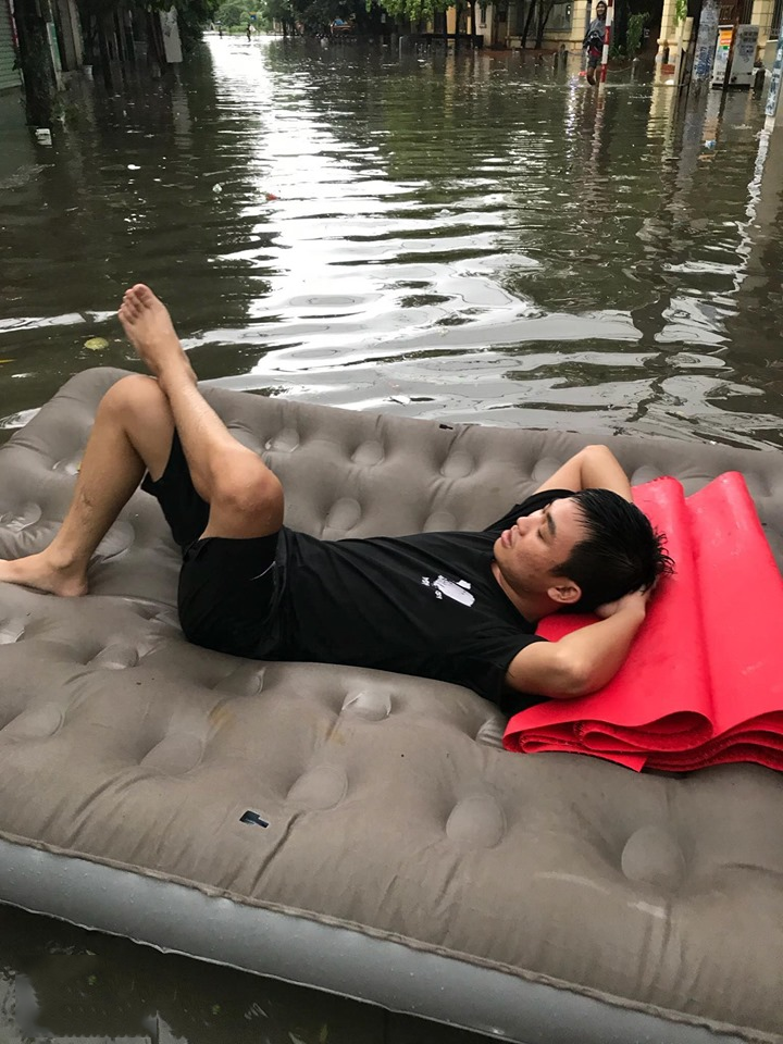 2 thanh nien tha be giua pho roi nam om nhau tam su chuyen doi