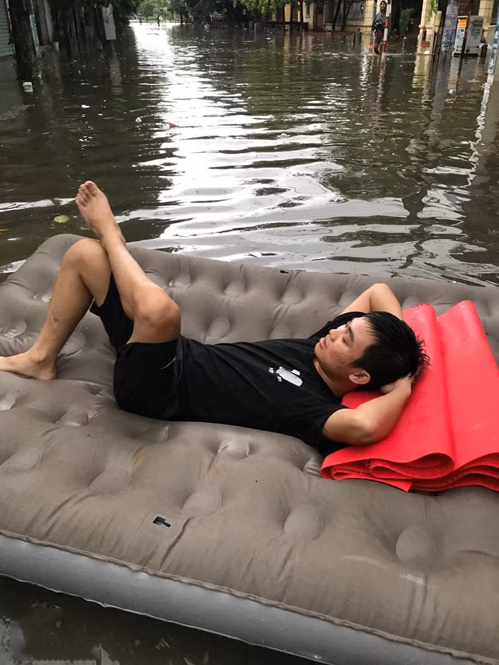 2 thanh nien tha be giua pho roi nam om nhau tam su chuyen doi