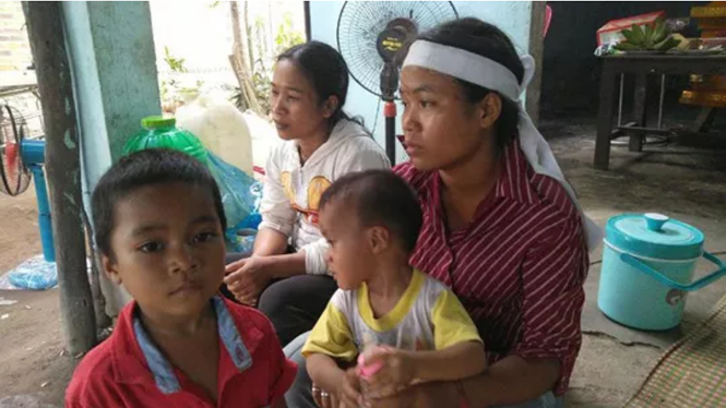 3 nguoi ‘ra di’ sau khi uong ruou ngam hat chan cho