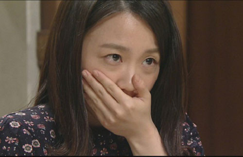 Choang vang phat hien bi mat cua me chong khi len lut ngoai vuon