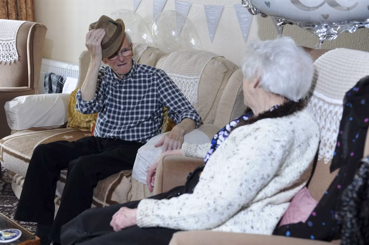 Chuyện tình gần 1 thế kỷ của cặp đôi trúng tiếng sét ái tình năm 9 tuổi Chuyen tinh gan 1 the ky cua cap doi trung tieng set ai tinh nam 9 tuoi