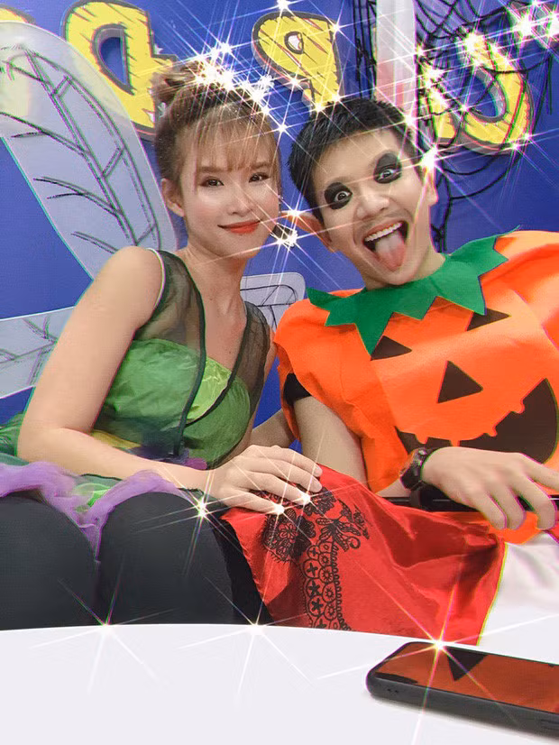 Vo chong Khoi My hoa trang vui nhon dip Halloween