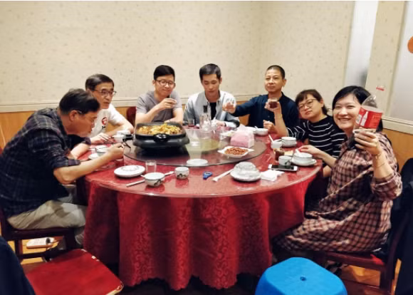 Nhan vien moi tra tien tiep khach cho sep roi bi sa thai gay xon xao