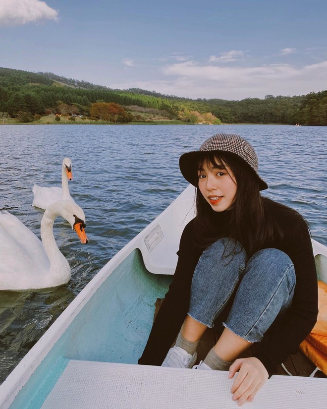 Mẫn Tiên gợi ý cách mặc đơn giản mà vẫn dễ thương cho các bạn nữ vào những ngày thời tiết se lạnh. Cách phối áo len cổ lọ mỏng, quần jeans cùng mũ tai bèo kẻ caro khá đáng học hỏi.