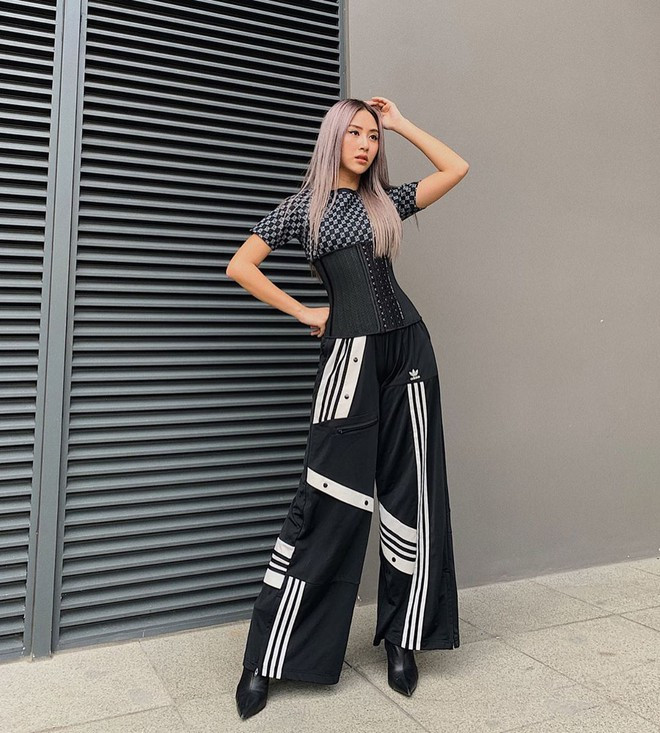 Quỳnh Anh Shyn trông lạ mắt khi đeo nịt bụng ra bên ngoài áo phông bó sát. Bên cạnh đó, cô nàng còn phối cùng quần ống rộng với họa tiết tạo ra sự đối xứng cho set đồ.