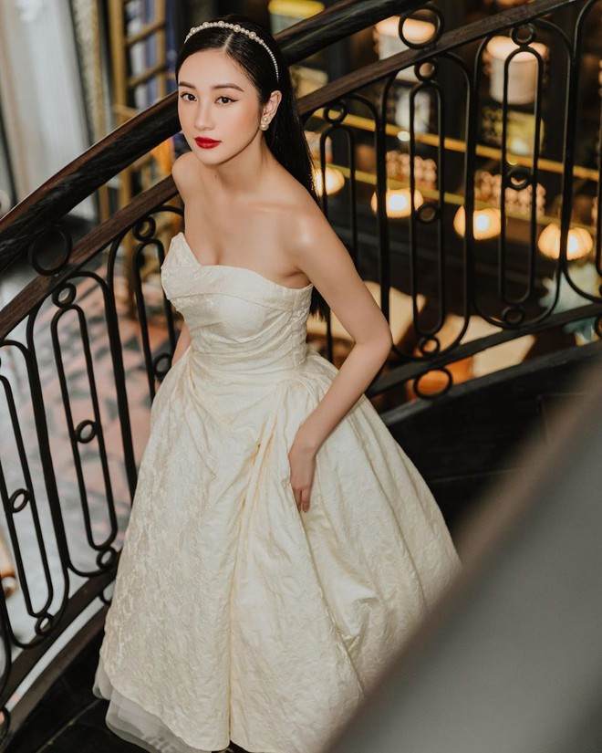 Jun Vũ chưa bao giờ khiến người hâm mộ thất vọng về diện mạo khi đi sự kiện. Đến Sa Pa để dự show thời trang, mỹ nhân chọn mặc váy cúp ngực trắng vừa thanh lịch, vừa gợi cảm. Cộng thêm gương mặt trang điểm theo phong cách sắc sảo và kiểu tóc chải mượt gọn gàng, Jun Vũ được khen đẹp như trong mơ.